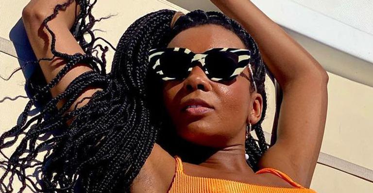 Ex-BBB Thelminha exibe corpão com biquíni de cintura alta em passeio de barco: “Você pisa demais”