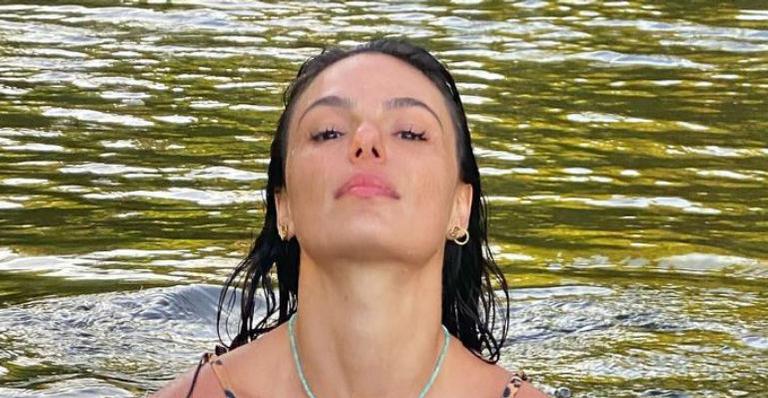 Isis Valverde posa de biquíni estampado em banho de rio e corpo sequinho rouba a cena: “Tentação”