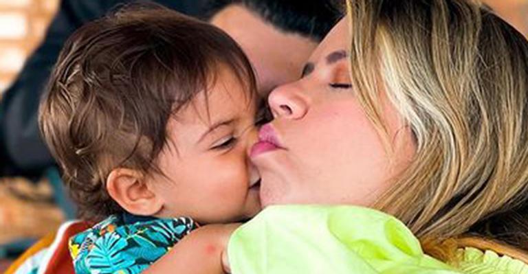 Fofura! Marília Mendonça registra chamego do filho, Leo: “Que beijinho doce”