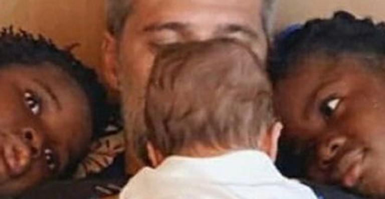 Pai coruja! Bruno Gagliasso registra momento fofo com os filhos, Titi, Bless e Zyan