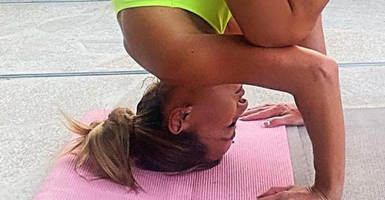 Sabrina Sato mostra ajuda de Zoe ao fazer pose difícil de ioga: “Não aguento essa dupla”