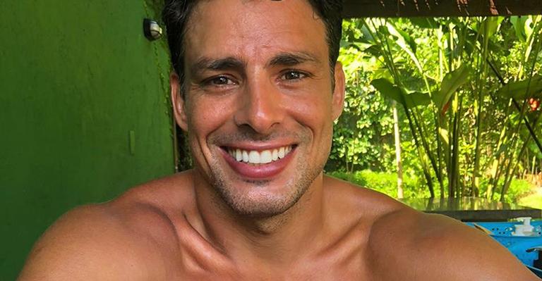 Só amor! Cauã Reymond surge agarradinho com Mariana Goldfarb em dia de cachoeira