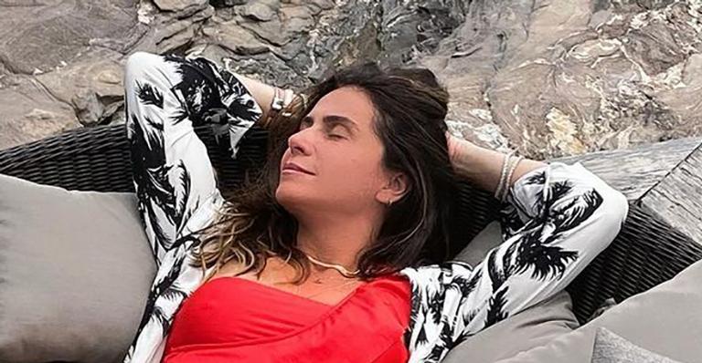 Só de biquíni, Giovanna Antonelli posa toda plena e pernões chamam atenção: “Que monumento”