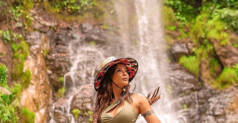 Em cenário paradisíaco, Carol Nakamura exibe silhueta perfeita e fãs elogiam: ”Maravilhosa”