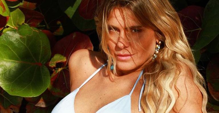 Aos 42 anos, Carolina Dieckmann posa de biquíni branco e corpo jovial choca famosos: “Conta a receita”