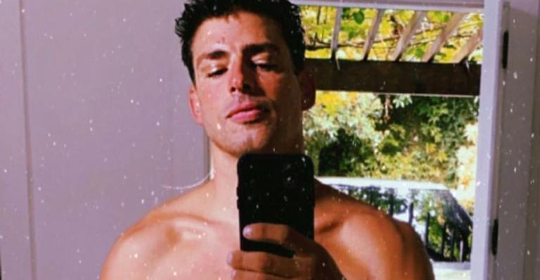 Cauã Reymond surge sem camiseta durante passeio na floresta e eleva a temperatura na web: “Fiquei sem ar”