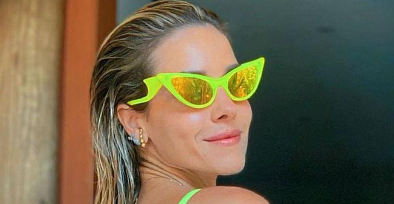 Com biquíni neon e óculos inusitado, Monique Alfradique empina bumbum e exibe corpão: “Exuberante”