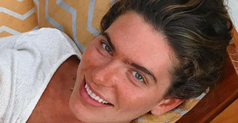 Esposa de Cauã Reymond dispensa parte de cima do biquíni e ostenta shape impecável: “Não se sente nada culpada?”