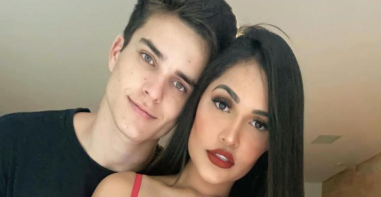 Flay posa com namoro e se declara: ”Estava com medo de não sentir isso nunca mais”