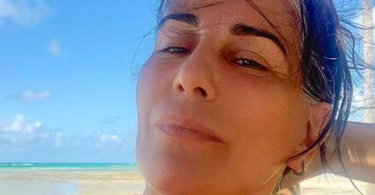 Glória Pires registra dia de praia em Alagoas e beleza natural chama a atenção de fãs: “Perfeita”