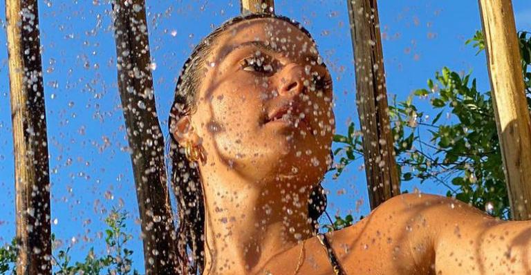 Isis Valverde economiza no tamanho do biquíni e expõe físico sequinho em banho ao ar livre: “Uma Deusa”