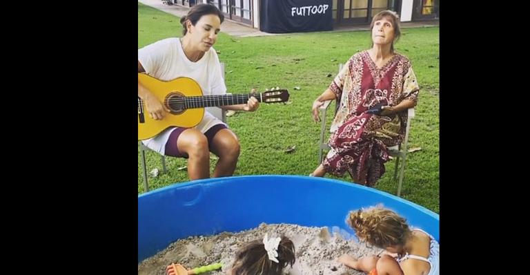 Feliz, Ivete Sangalo toca violão e canta para a tia e as filhas gêmeas: “Respeita essa plateia”