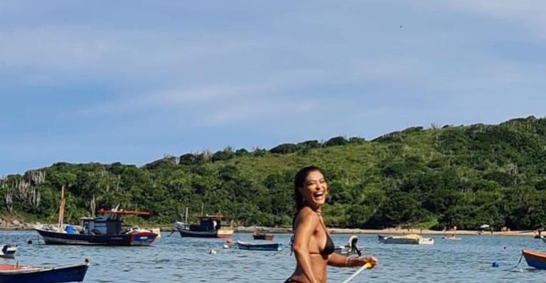 Aventureira! Juliana Paes pratica esporte em barco a remo e beleza da musa rouba cena