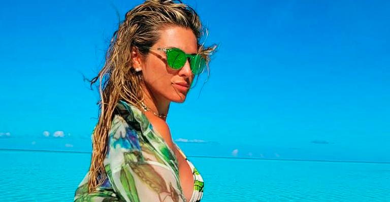 Lívia Andrade ignora polêmicas e faz biquíni sumir no bumbum em passeio de barco: “Sereia”