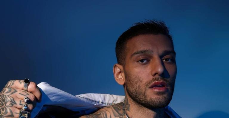 Lucas Lucco abre camisa estrategicamente e corpão musculoso rende elogios: ”Gato”