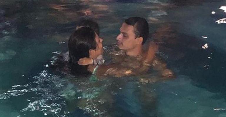 Mara Maravilha surge em banho de piscina, elogia marido e manda indireta: “Não roubo macho de outra mulher”