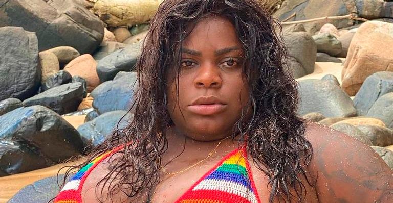 Milionária, Jojo Todynho puxa maiô de crochê em dia de praia e mostra virilha: “Bombonzão”