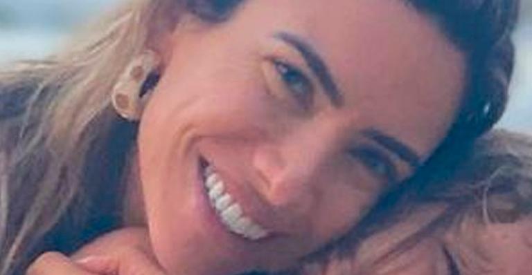 Patricia Abravanel curte momentos de fofura com a filha e semelhança impressiona: “Mini Patricia”