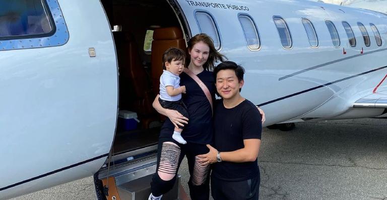 De jatinho particular, Pyong e Sammy Lee levam herdeiro para as primeiras férias em família