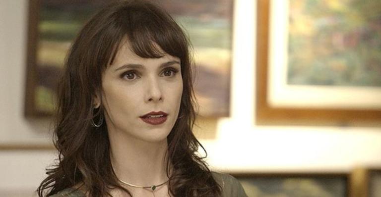 A Força do Querer: Irene vaza fotos comprometedoras de Bibi e Caio