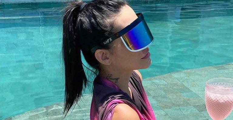 Aos 38 anos, Cleo posa de biquíni dentro da piscina e corpo sequinho chama a atenção: “Que calor”