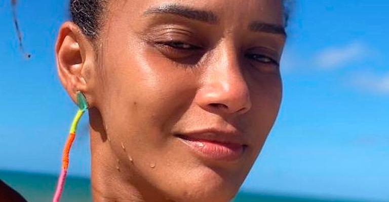 De biquíni sem alça, Taís Araujo exibe beleza ao natural em viagem com a família: “Sendo feliz”