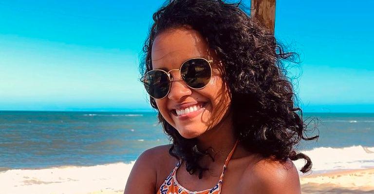 Ex-BBB Gleici Damasceno aposta em maiô recortado e mostra barriga trincada na praia: “Obra de arte”