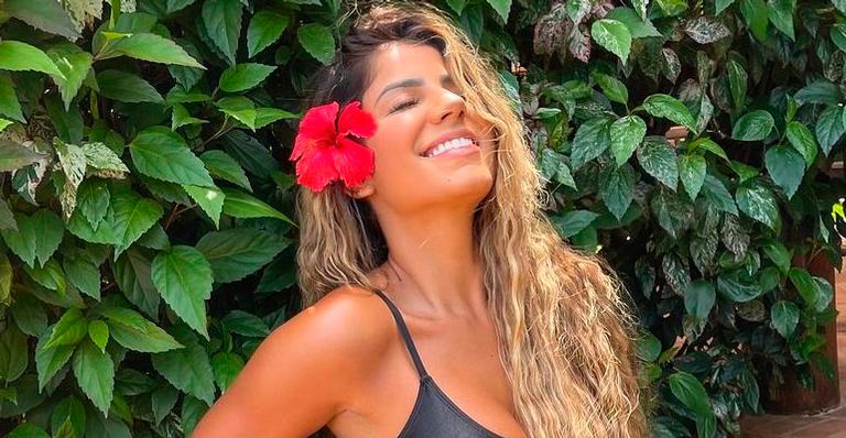 Ex-BBB Hariany Almeida puxa saída de banho e mostra virilha em biquíni micro: “Cada dia mais linda”