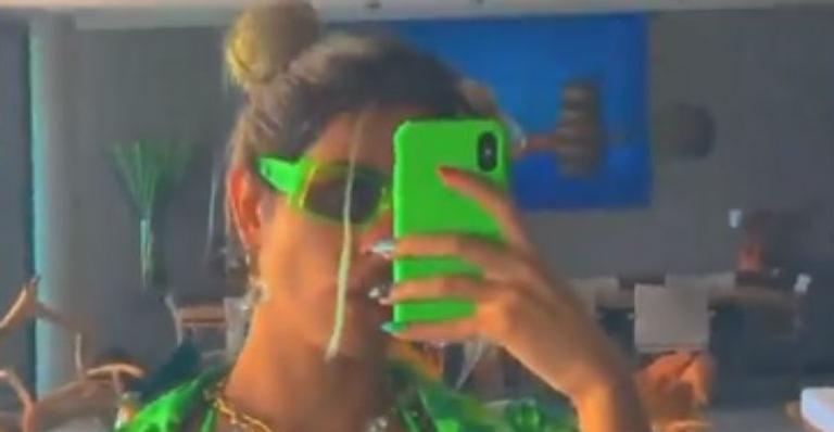 Filha gata de Glória Pires, Antônia Morais combina acessórios com biquíni neon e choca: “Imagina quando amadurecer”
