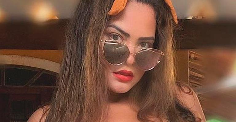 Geisy Arruda posa com body aberto e destaca virilha sarada e bronzeada: “Que onça”