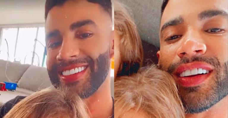 Cada dia mais parecidos! Gusttavo Lima compartilha momento paizão agarrado aos filhos e encanta seguidores
