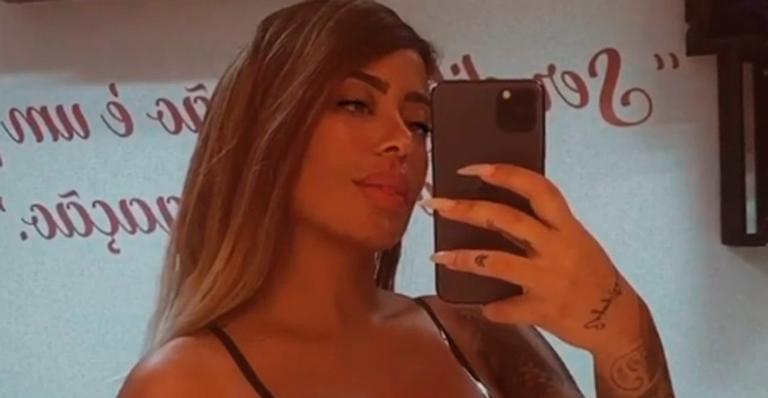 Irmã gata de Neymar, Rafaella Santos posa com biquíni de fita adesiva e cobre só o essencial