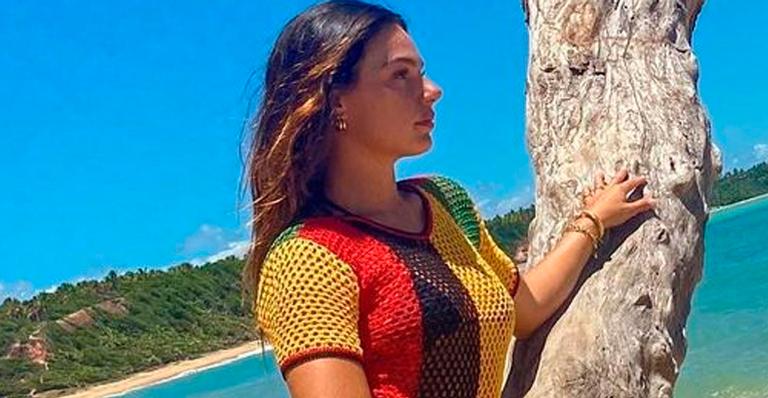 Isis Valverde aposta em look escandaloso com fendas e pernões roubam a cena: “Deslumbrante”