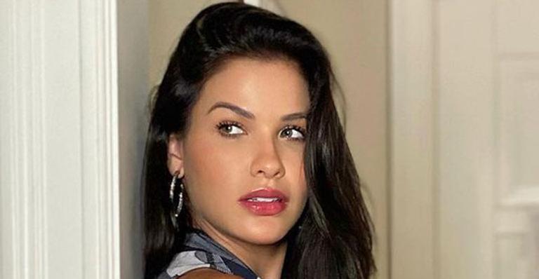 Andressa Suita posa de frente e de costas com vestido coladinho em hotel de luxo: “Parece uma obra de arte”