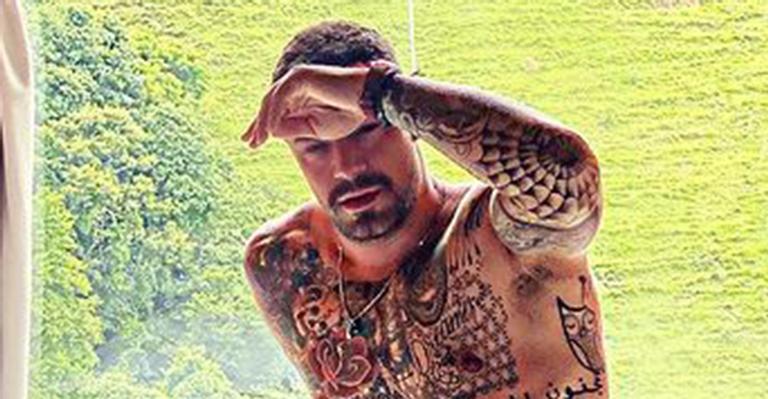 Felipe Titto surge coberto apenas por lençol ao passar noite em cabana luxuosa: “Margem de erro baixa”