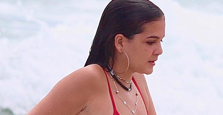 Aos 16 anos, Mel Maia curte dia de praia com amigos no Rio de Janeiro e aproveita banho de mar