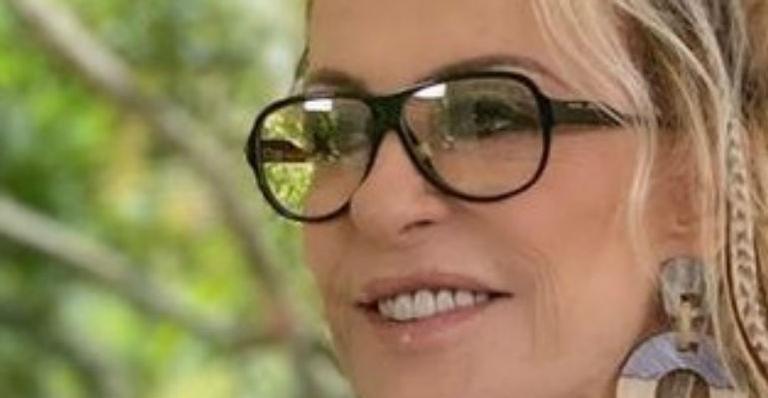 Na praia, Ana Maria Braga surpreende ao adotar visual inusitado e surgir com dreads: “Comprando um ukulele”