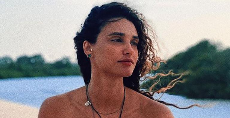 Ousada! Débora Nascimento posa completamente nua e eleva a temperatura na web: “Espetáculo”