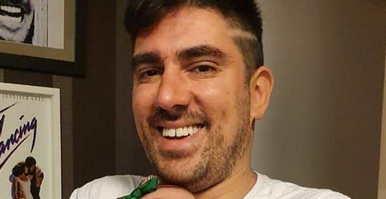 Papai coruja! Marcelo Adnet compartilha clique inédito da filha recém-nascida e encanta web
