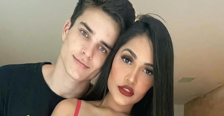 Ex-BBB Flay surge sentada no colo do novo namorado e faz inveja aos admiradores: “Sonho de todos”