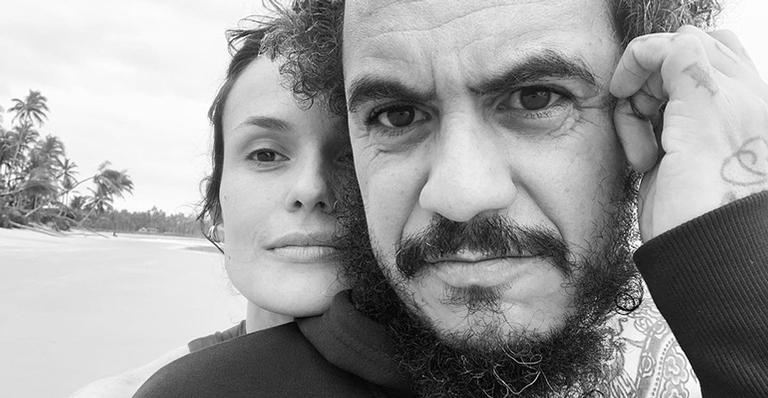 Forças! Marcelo D2 e a esposa testam positivo para Covid-19: “Estamos isolados”
