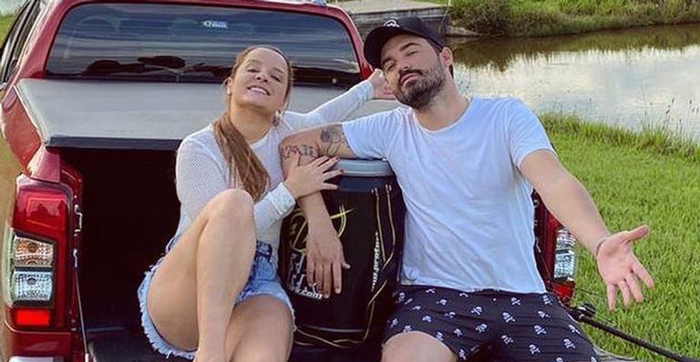Ao pôr do sol, Maiara e Fernando Zor dão beijão durante passeio de barco romântico: “Casal perfeito”