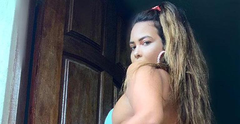Geisy Arruda não retoca foto de biquíni e exibe bumbum sem edição usando fio-dental: “Que raba”