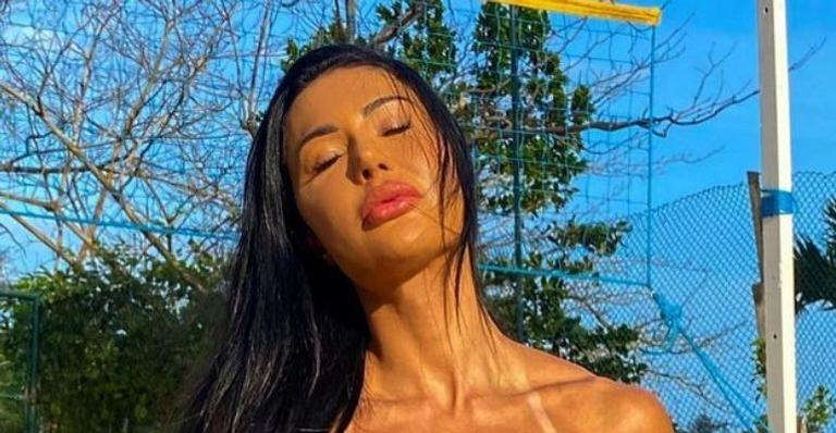 Na praia, Gracyanne Barbosa deixa parte dos seios à mostra e exibe bumbum gigante: “Ousada”