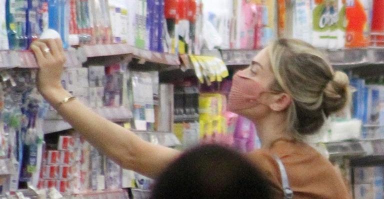 Linda ao natural! Grazi Massafera elege jeans de cintura alta e blusinha decotada para ir ao supermercado