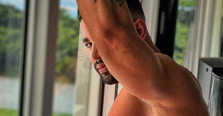 Gusttavo Lima publica foto picante só de shortinho, exibe corpo bombado e fãs reagem: “Tubo de PVC tá perdendo”