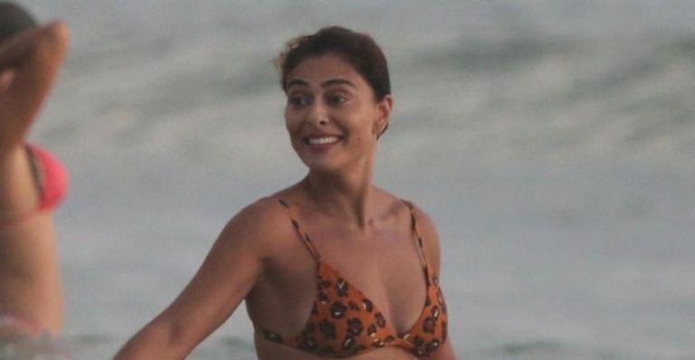 Juliana Paes elege biquíni cavado e exibe bumbum empinado em dia na praia