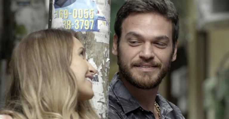 A Força do Querer: Rubinho é flagrado aos beijos com Carine