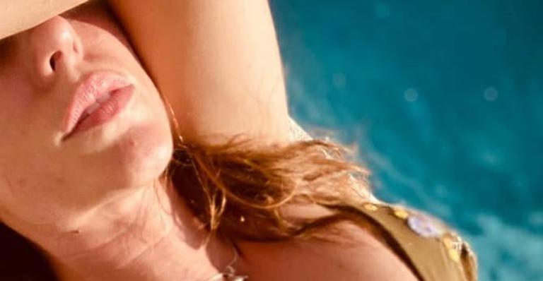 Ao natural, Paolla Oliveira posa de biquíni tomando sol e encanta fãs com fotos sem retoques: “Perfeita”