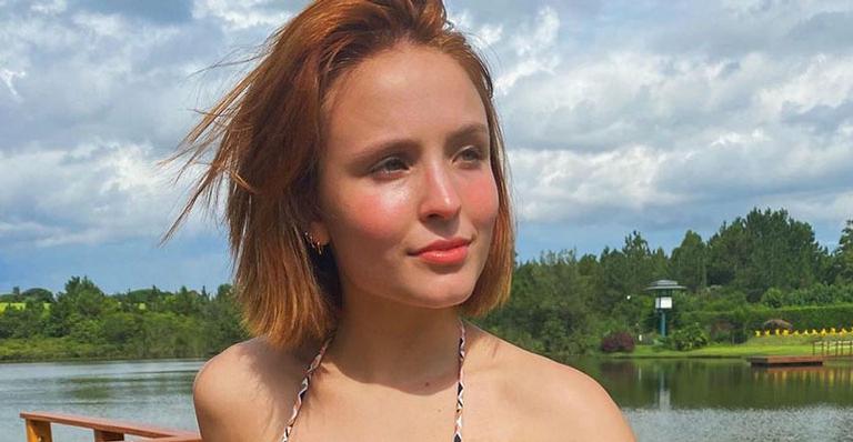De biquíni, Larissa Manoela exibe lado mulherão durante passeio de barco: “Quanto tempo eu dormi?”
